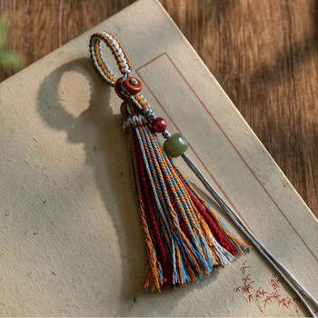 Kézzel szőtt tibeti bojtos autó kulcstartó, fa anyag, rajzfilmszerű stílus, autó díszek, 2024 tél