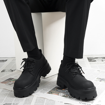 Meeste derby kingad paksu tallaga kõrguse suurendamiseks – matt viimistlus, pealne mikrofiibernahk, kummist talla, ees nöörimine