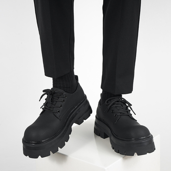 Meeste derby kingad paksu tallaga kõrguse suurendamiseks – matt viimistlus, pealne mikrofiibernahk, kummist talla, ees nöörimine