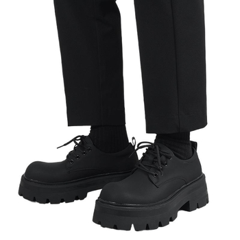 Meeste derby kingad paksu tallaga kõrguse suurendamiseks – matt viimistlus, pealne mikrofiibernahk, kummist talla, ees nöörimine