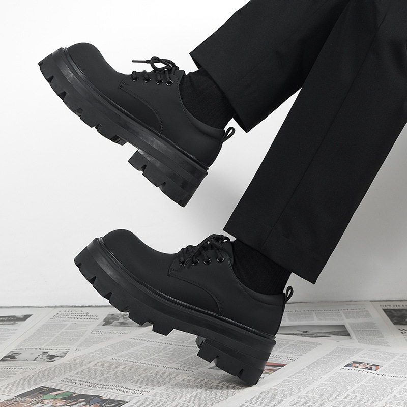 Meeste derby kingad paksu tallaga kõrguse suurendamiseks – matt viimistlus, pealne mikrofiibernahk, kummist talla, ees nöörimine