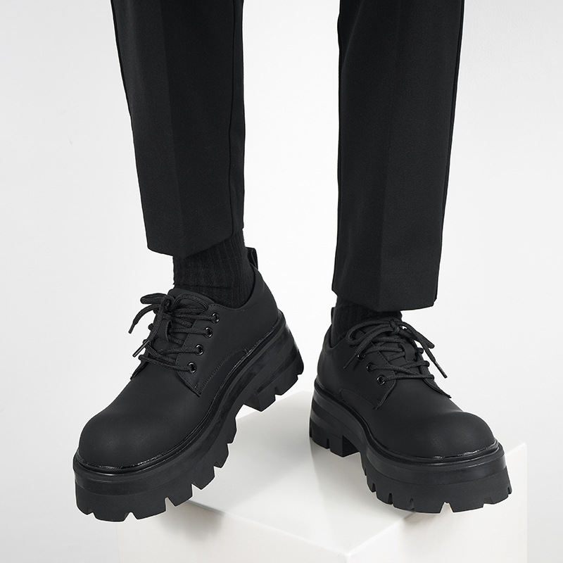 Meeste derby kingad paksu tallaga kõrguse suurendamiseks – matt viimistlus, pealne mikrofiibernahk, kummist talla, ees nöörimine