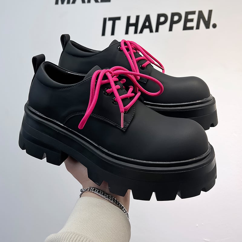 Meeste derby kingad paksu tallaga kõrguse suurendamiseks – matt viimistlus, pealne mikrofiibernahk, kummist talla, ees nöörimine