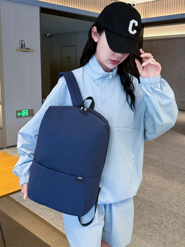 Unisex ruksak od Oxford tkanine, vodootporan, prozračan, kapacitet do 20 L.