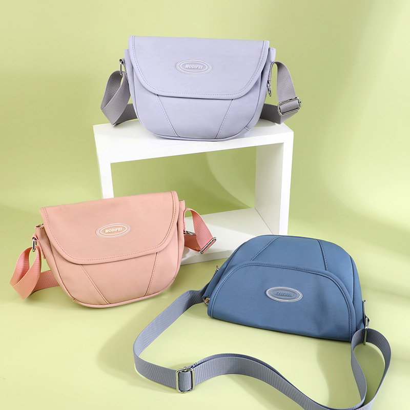 Ženska crossbody torbica od najlona, gradska jednostavnost, horizontalni kvadratni oblik, zatvaranje na zip, unutarnja zip džep