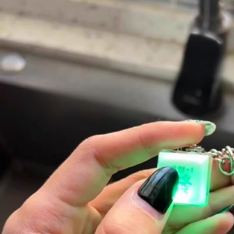 Valgustatud klaviatuuri võtmehoidja, plastikust materjal, moods minimalistlik stiil, aksessuaarid ja ripatsid