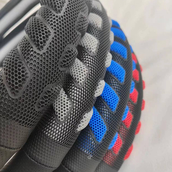 Bőrből készült kormánykerékborítás hímzéssel, négy évszakos univerzális illeszkedés, gépi varrással készítve, egyszerű felhelyezés