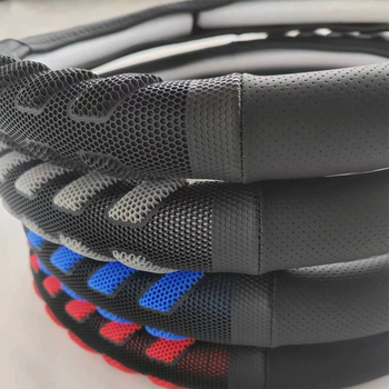 Bőrből készült kormánykerékborítás hímzéssel, négy évszakos univerzális illeszkedés, gépi varrással készítve, egyszerű felhelyezés