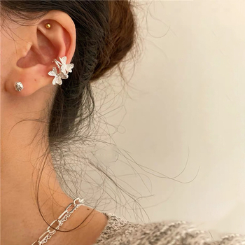 Fülbevalók matt fém virággal, geometriai design, elektroplakálás felület, nyár 2021