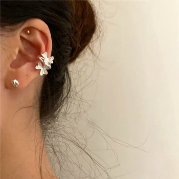 Fülbevalók matt fém virággal, geometriai design, elektroplakálás felület, nyár 2021