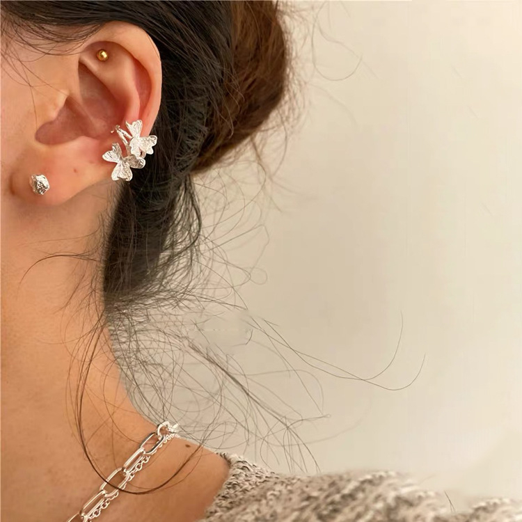 Fülbevalók matt fém virággal, geometriai design, elektroplakálás felület, nyár 2021