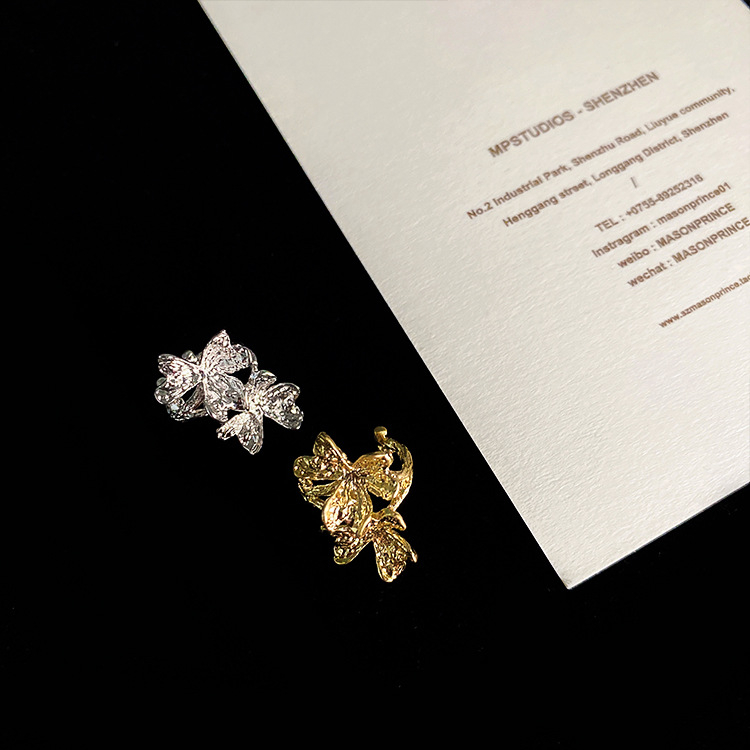 Fülbevalók matt fém virággal, geometriai design, elektroplakálás felület, nyár 2021