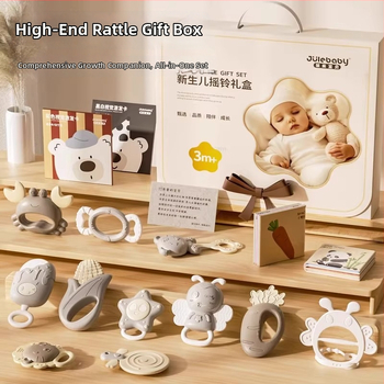 Kūdikių kramtukas ir barškutis – 0–3 metų amžius, silikonas + ABS, interaktyvi žaislas dovanų dėžutėje sensoriniam ir rankos-akies koordinacijos vystymui