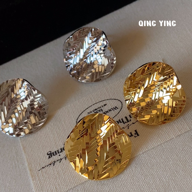 Nepravilnog oblika metalne naušnice s efektom usitnjenog leda, pozlaćeni bakar, geometrijski oblik, francuski stil