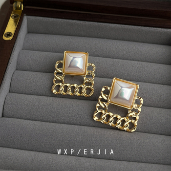 Френски ретро стил: квадратни ушни клипове с перла, позлатена медна сплав, геометричен дизайн, вдъхновен от москитна спирала