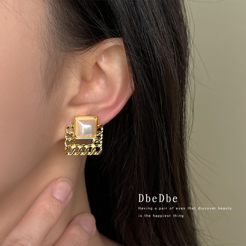 Френски ретро стил: квадратни ушни клипове с перла, позлатена медна сплав, геометричен дизайн, вдъхновен от москитна спирала