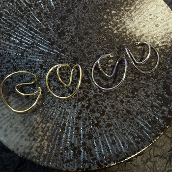 Metalne clip-on naušnice za žene — Geometrijski dizajn, Cold Wind stil (Materijal: Metal; Stil: Žene, Cold Wind; Oblik: Geometrija; Obrada: Elektroplatina)