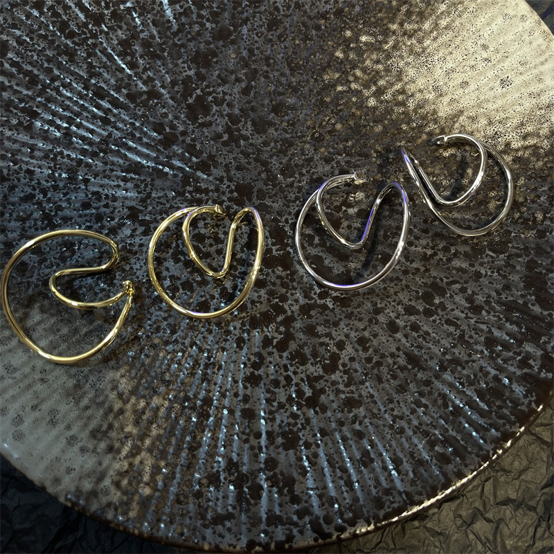 Metalne clip-on naušnice za žene — Geometrijski dizajn, Cold Wind stil (Materijal: Metal; Stil: Žene, Cold Wind; Oblik: Geometrija; Obrada: Elektroplatina)