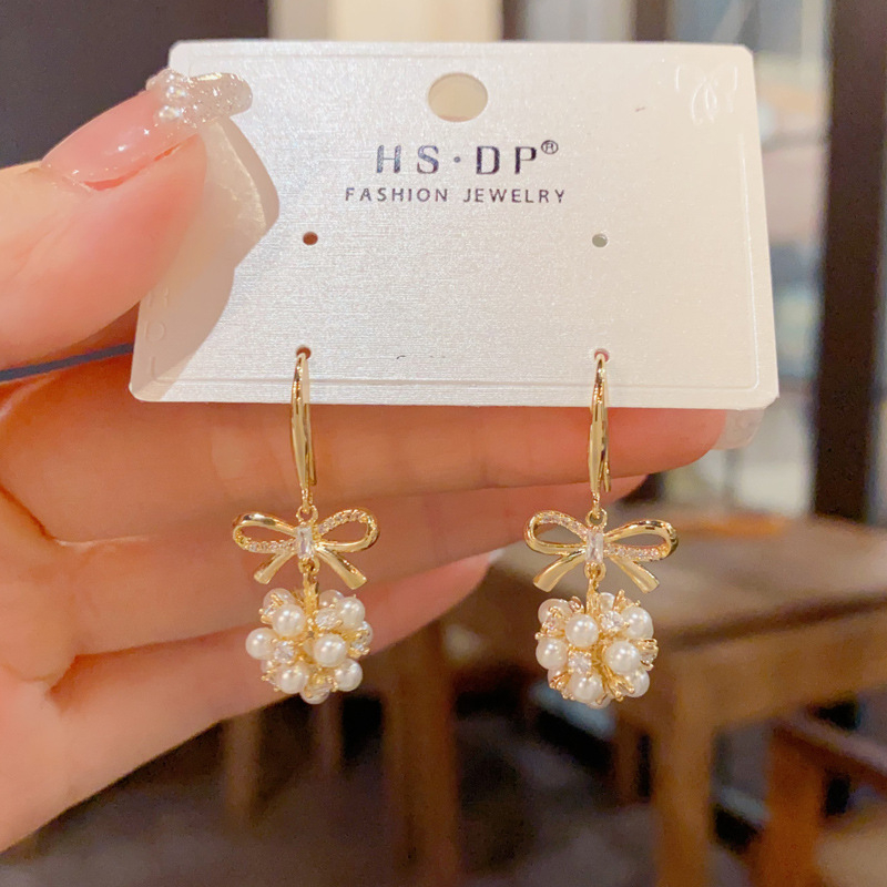 Дамски медни обици с панделка във форма на лък, перлени топчета и ресни, прост стил за жени