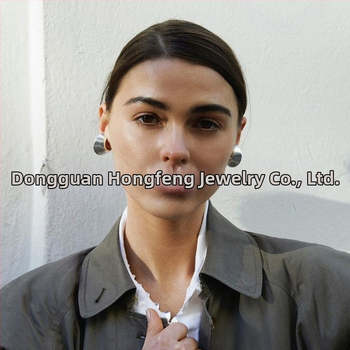 Naiste retro rõngakujuline kõrva klipp, geomeetriline ringikujuline disain, messing + valge teras, elektroplatineerimine