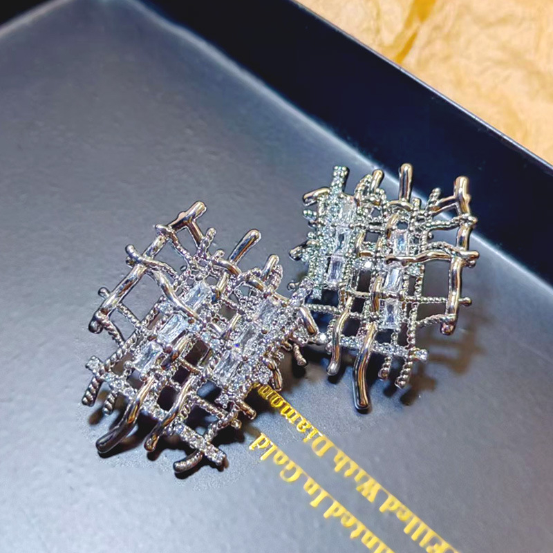 Geometrijske metalne naušnice sa cirkonom, bakreni postovi, lagani luksuzni stil