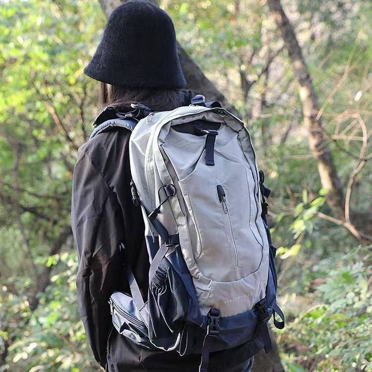 Туристическа раница за планински преходи, водоустойчива и дишаща, ултралека, от платно, с извита презрамка.