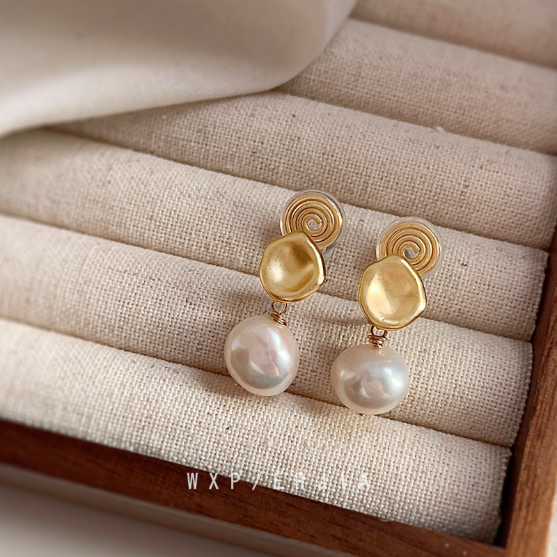 Clipuri Baroc din cupru cu perlă de apă dulce, lucrate manual, design geometric, stil Mosquito coil, placare cu aur mat