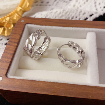 Γυναικεία σκουλαρίκια από χαλκό με γεωμετρικό κομμένο σχέδιο и επίχρυση επικάλυψη, μινιμαλιστικό στυλ