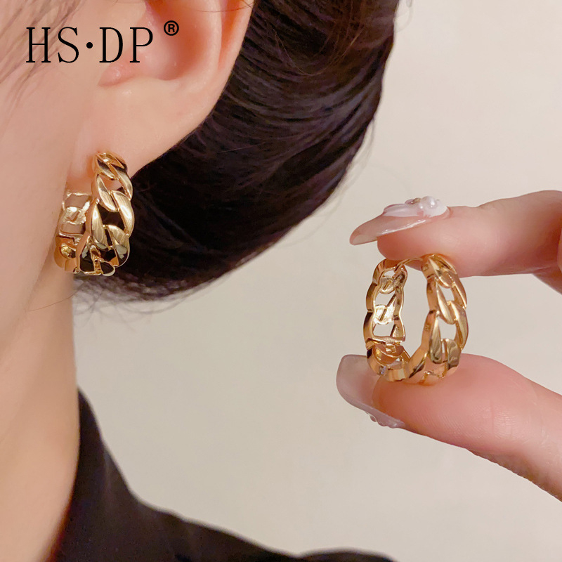 Γυναικεία σκουλαρίκια από χαλκό με γεωμετρικό κομμένο σχέδιο и επίχρυση επικάλυψη, μινιμαλιστικό στυλ