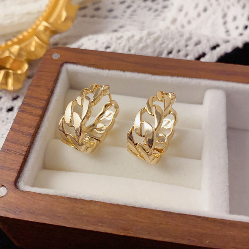 Γυναικεία σκουλαρίκια από χαλκό με γεωμετρικό κομμένο σχέδιο и επίχρυση επικάλυψη, μινιμαλιστικό στυλ