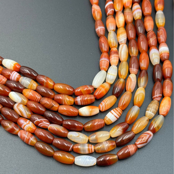 Αξεσουάρ: σε στυλ μπαρόκ, στρογγυλές χάντρες από αχάτη με σχέδιο τυλιγμένου μεταξιού, γυαλιστερή επιφάνεια