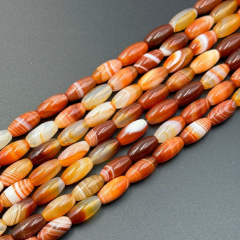 Αξεσουάρ: σε στυλ μπαρόκ, στρογγυλές χάντρες από αχάτη με σχέδιο τυλιγμένου μεταξιού, γυαλιστερή επιφάνεια