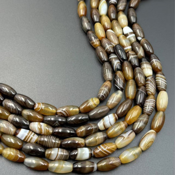 Αξεσουάρ: σε στυλ μπαρόκ, στρογγυλές χάντρες από αχάτη με σχέδιο τυλιγμένου μεταξιού, γυαλιστερή επιφάνεια