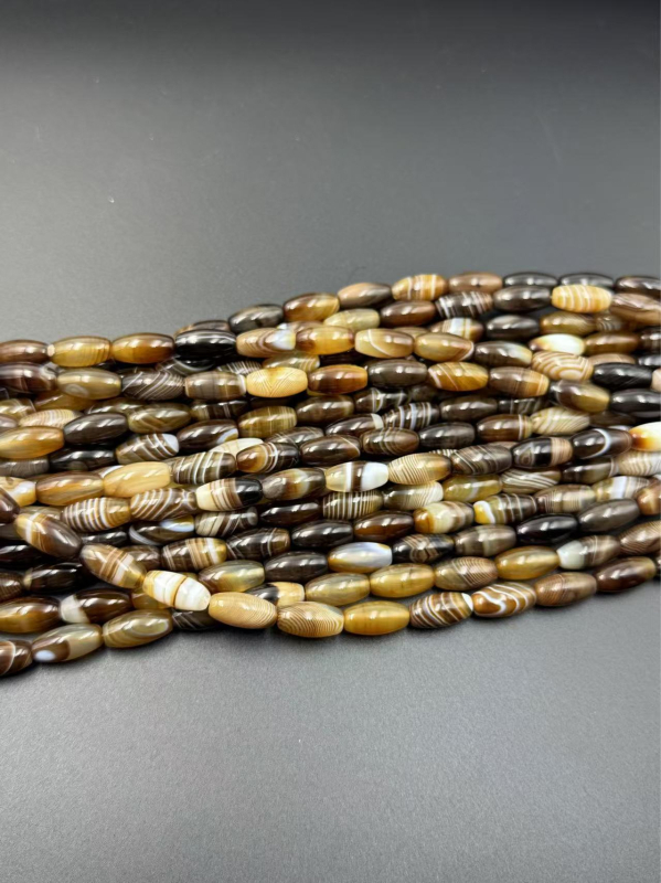 Αξεσουάρ: σε στυλ μπαρόκ, στρογγυλές χάντρες από αχάτη με σχέδιο τυλιγμένου μεταξιού, γυαλιστερή επιφάνεια