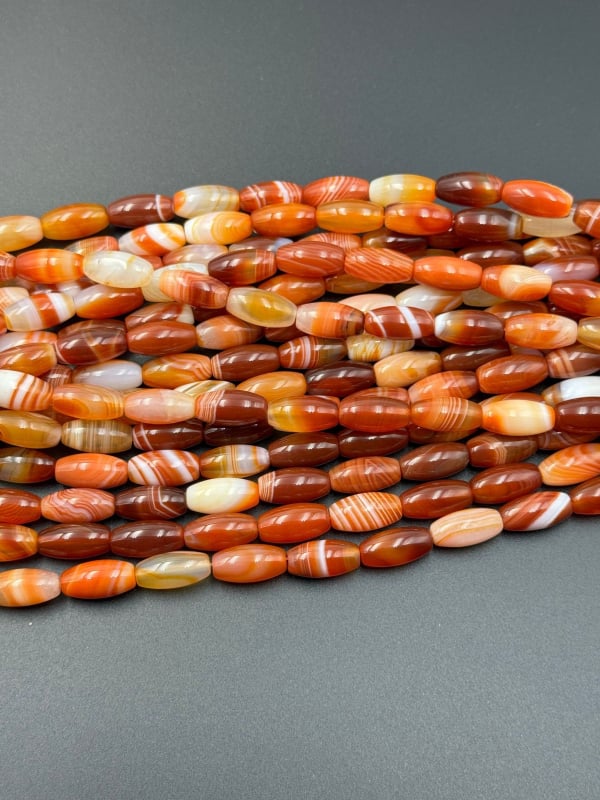 Αξεσουάρ: σε στυλ μπαρόκ, στρογγυλές χάντρες από αχάτη με σχέδιο τυλιγμένου μεταξιού, γυαλιστερή επιφάνεια