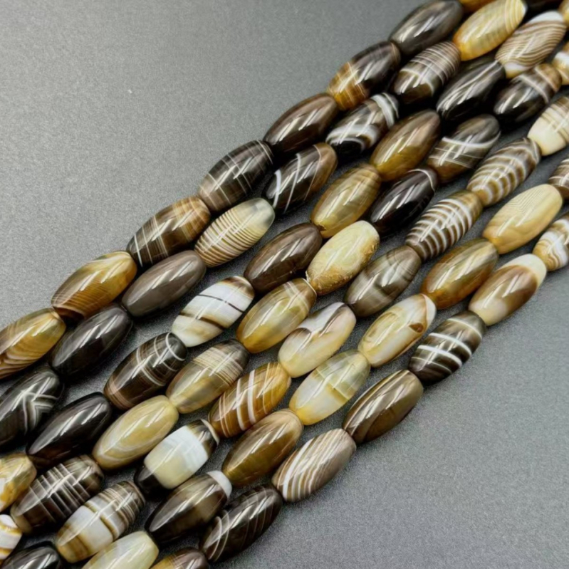 Αξεσουάρ: σε στυλ μπαρόκ, στρογγυλές χάντρες από αχάτη με σχέδιο τυλιγμένου μεταξιού, γυαλιστερή επιφάνεια