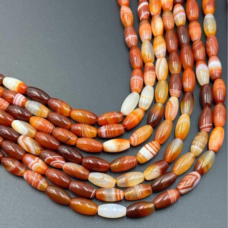 Αξεσουάρ: σε στυλ μπαρόκ, στρογγυλές χάντρες από αχάτη με σχέδιο τυλιγμένου μεταξιού, γυαλιστερή επιφάνεια