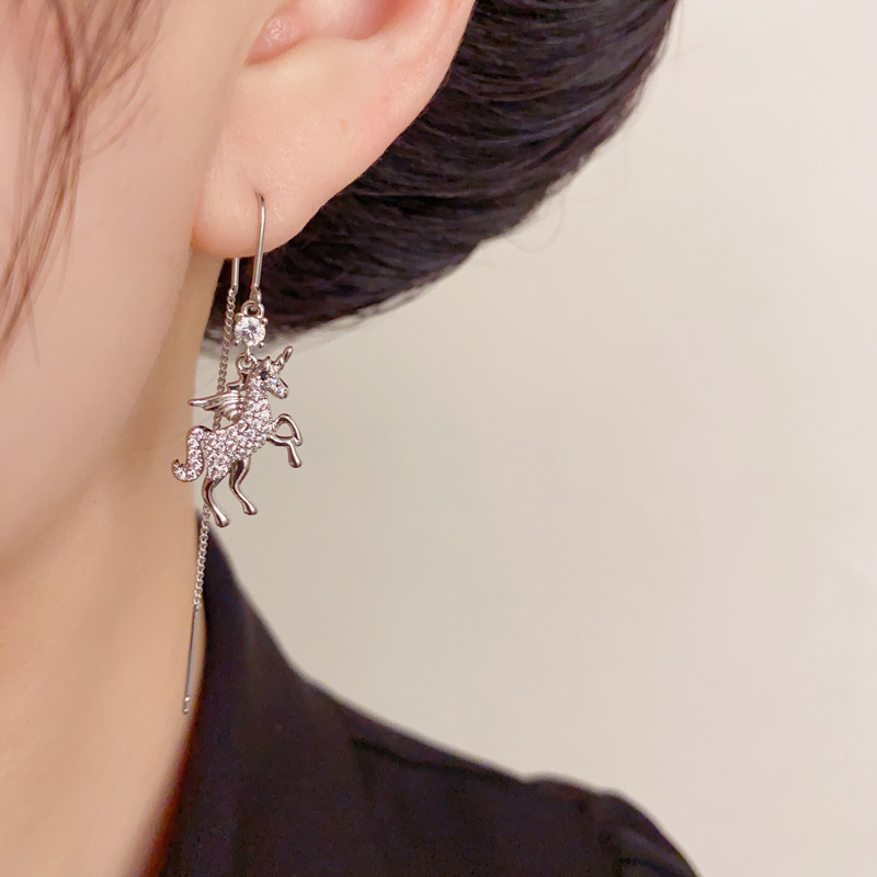 Pegazus Zodiákus fülbevalók, réz, egyszerű stílus, tél 2025 kiadás