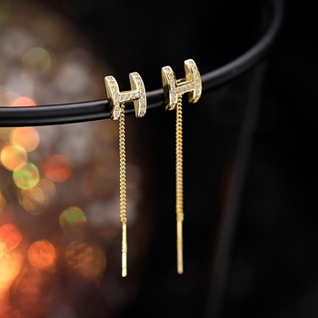 Réz fülbevalók H betűvel és virágos/szöveges mintával – niche stílus, nőknek, 2024 tavasz