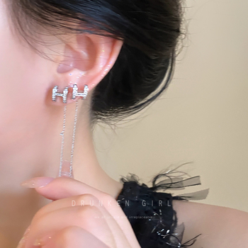 Réz fülbevalók H betűvel és virágos/szöveges mintával – niche stílus, nőknek, 2024 tavasz