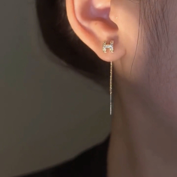 Réz fülbevalók H betűvel és virágos/szöveges mintával – niche stílus, nőknek, 2024 tavasz