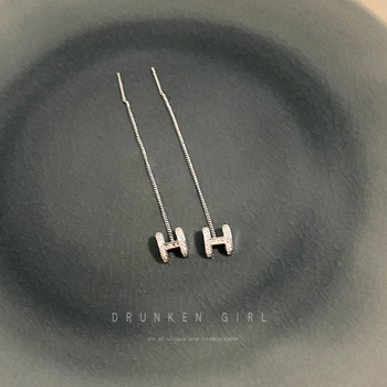 Réz fülbevalók H betűvel és virágos/szöveges mintával – niche stílus, nőknek, 2024 tavasz