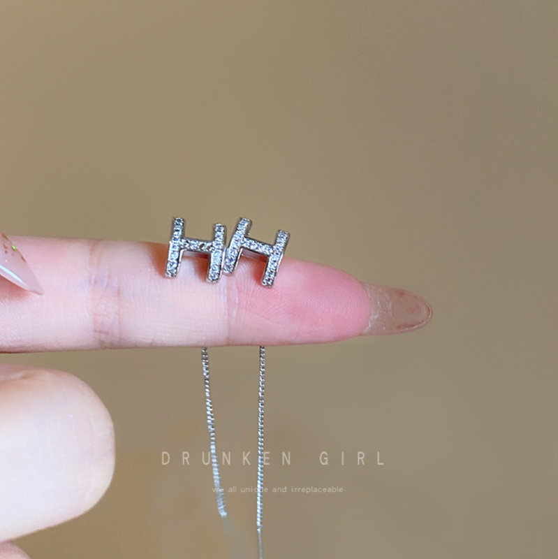 Réz fülbevalók H betűvel és virágos/szöveges mintával – niche stílus, nőknek, 2024 tavasz