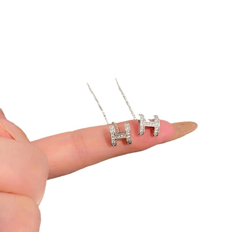 Réz fülbevalók H betűvel és virágos/szöveges mintával – niche stílus, nőknek, 2024 tavasz