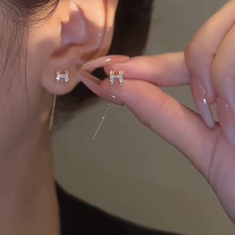 Réz fülbevalók H betűvel és virágos/szöveges mintával – niche stílus, nőknek, 2024 tavasz