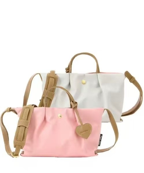 Nylon torbica za rame s crossbody stilom, zatvaranje na zip, unutarnja zip pretinac, dumpling oblik, jedna naramenica, ulični stil