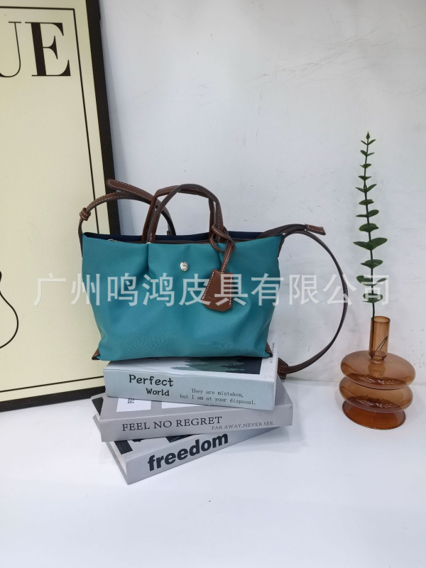 Nylon torbica za rame s crossbody stilom, zatvaranje na zip, unutarnja zip pretinac, dumpling oblik, jedna naramenica, ulični stil