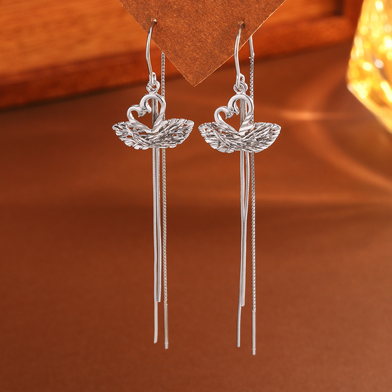 925-ös ezüst fülbevaló, kefével megmunkált felülettel – kettős hattyú, hosszú bojtok, fülhurok (925 Sterling Silver, brushed finish, double swan, long tassel, ear wires)
