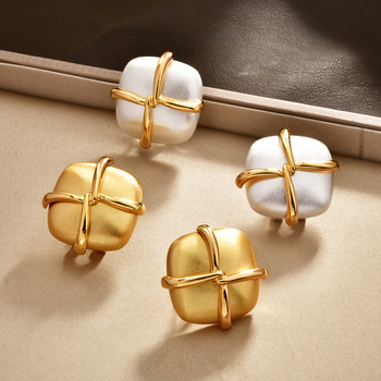 Francia stílusú négyzet alakú fülklipsz keresztezett geometriai dizájnnal, réz alapanyagú, elektroplattált