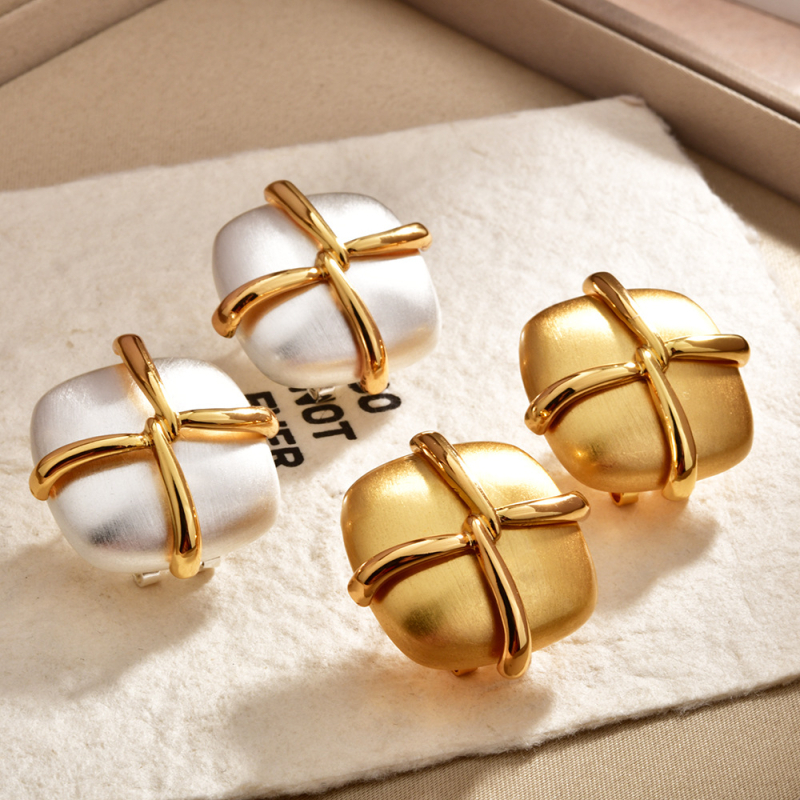 Francia stílusú négyzet alakú fülklipsz keresztezett geometriai dizájnnal, réz alapanyagú, elektroplattált